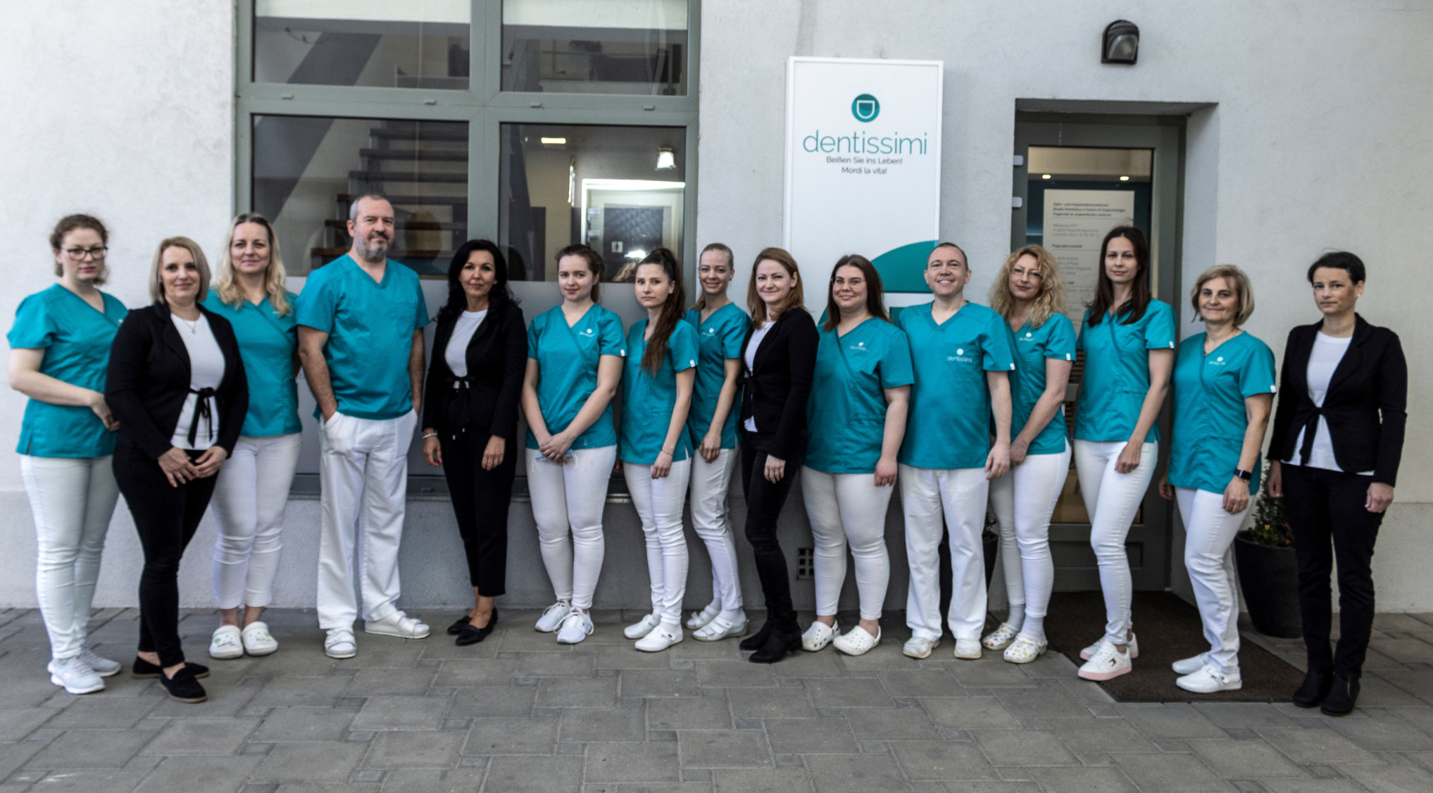 Dentissimi kollégáiról csoportkép