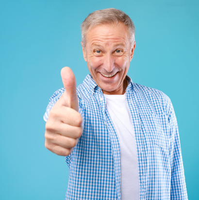 Kék háttér előtt egy ősz hajú idős úr elégedetten mosolyog